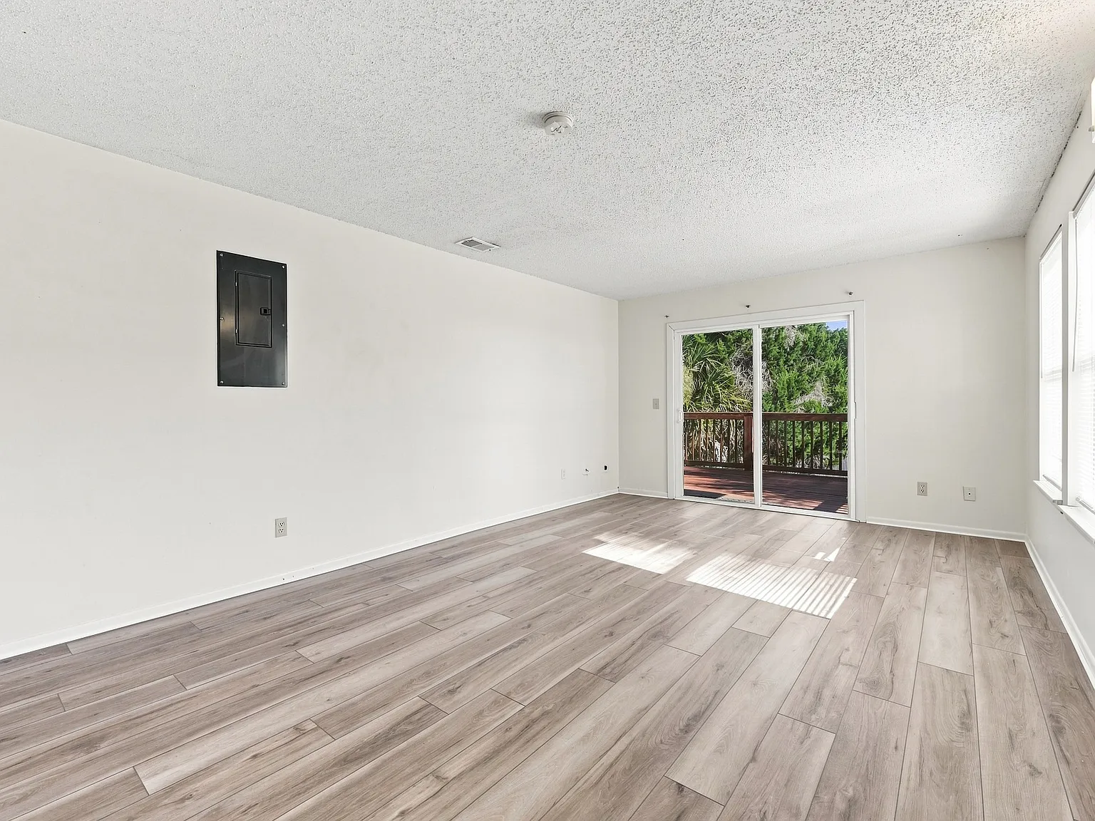 3 bed, 1025 sqft, $2,100 — Photo 4