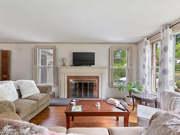 3rd image of 411 Greenleaf Dr