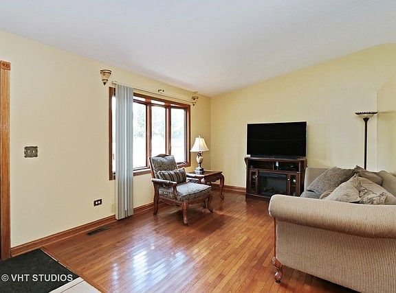 3rd image of 215 Baldwin Ave