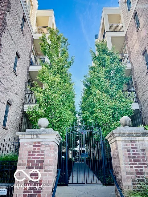 450 E Ohio St APT 217 photo 1