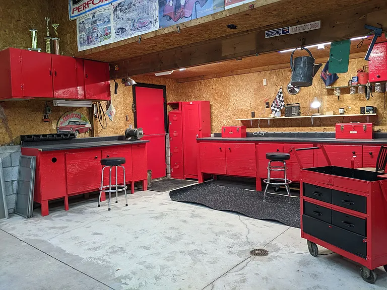 20 X 36 sq. ft. of working space. Well lit with 3 windows so it's doesn't feel like a cave. Many over head lights to see what your working on.