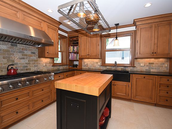 4th image of 11 Colony Dr W