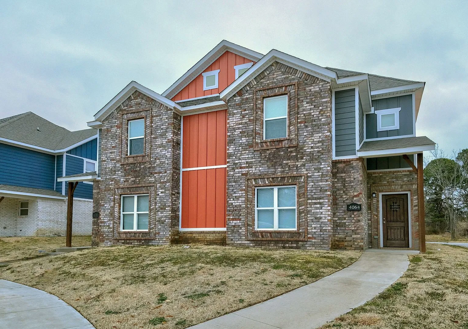Pre-Leasing 6/11/27 - 3 Bed / 2.5 Bath Duplex With Two Car Garage - Minutes From U Of A! — Photo 2