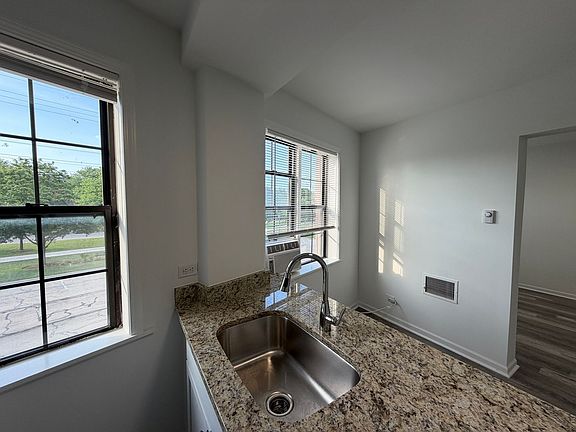 4th image of 27 E Park Blvd APT 3