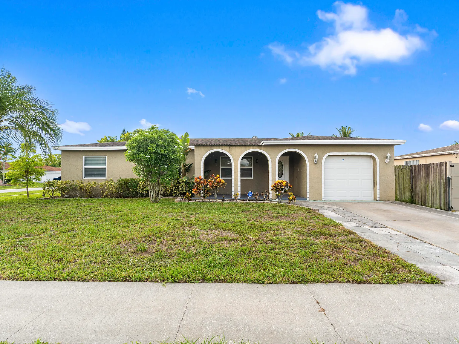 4 bed, 2.0 bath, 1343 sqft, $3,900 — Photo 2