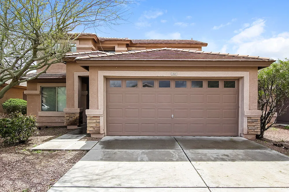 3 bed, 3.0 bath, 1804 sqft, $2,425 — Photo 1