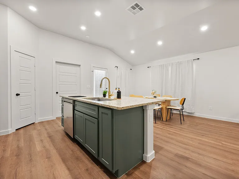 2163 Langford Ave — Photo 8