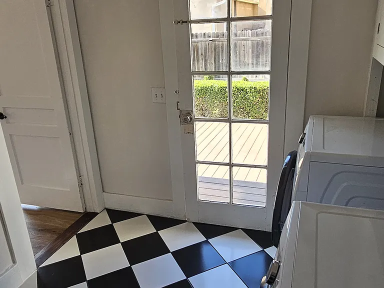 1315 E Broadway — Photo 13