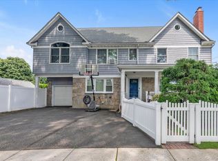 1 Windsor Pl, Lynbrook, NY 11563