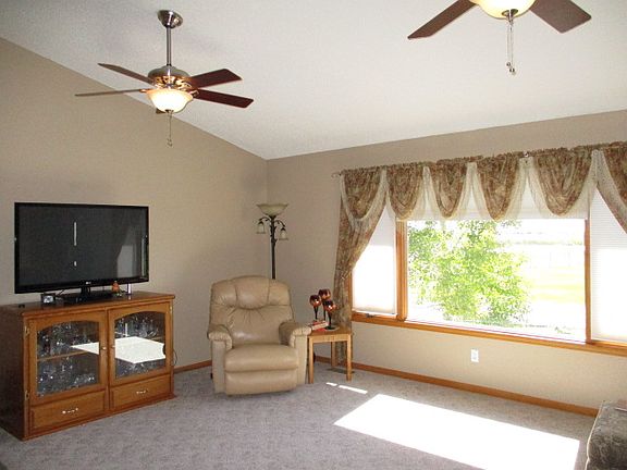 4th image of 901 Meadowlark Dr