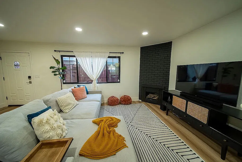2 bed, 1.5 bath, 1350 sqft, $3,200 — Photo 3