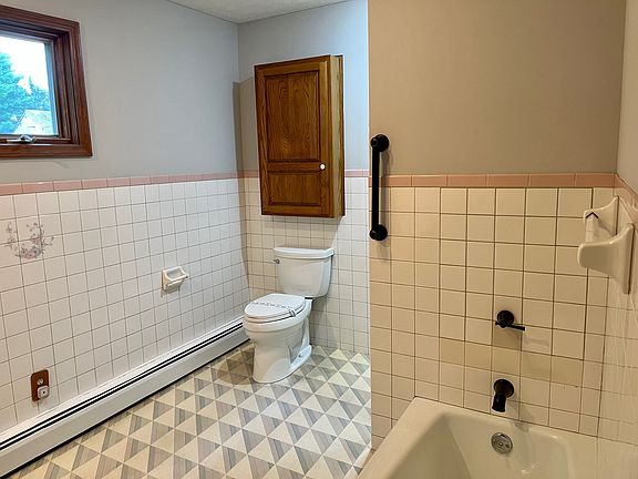 5th image of 311 Clinton St