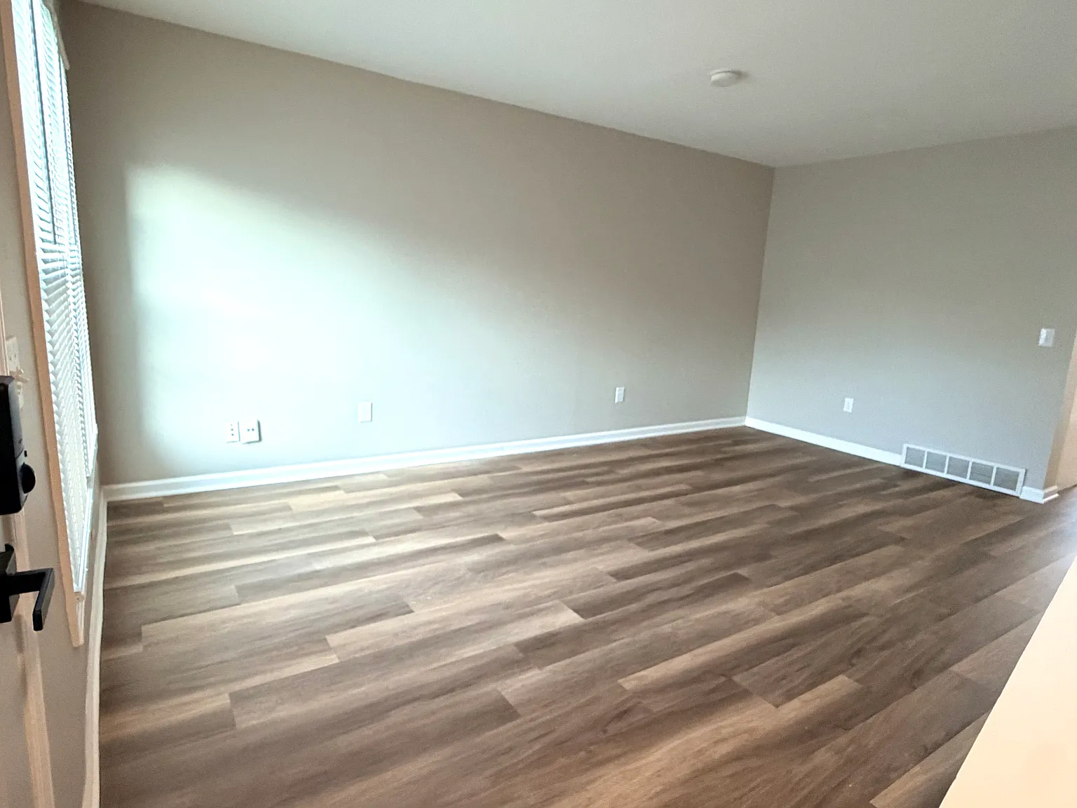 2 bed, 1.5 bath, 1056 sqft, $1,900 — Photo 3