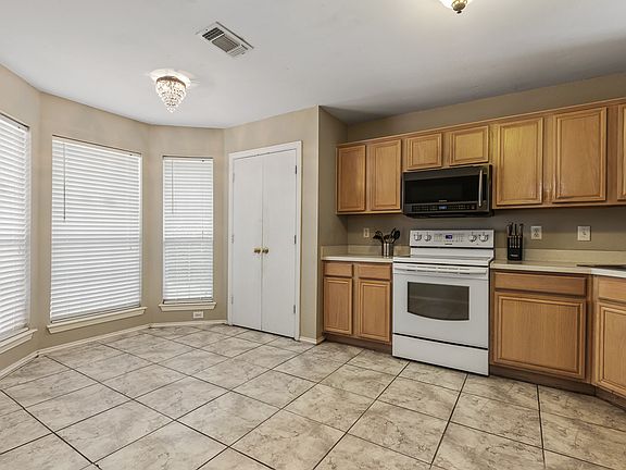 3rd image of 1008 Waterview Dr