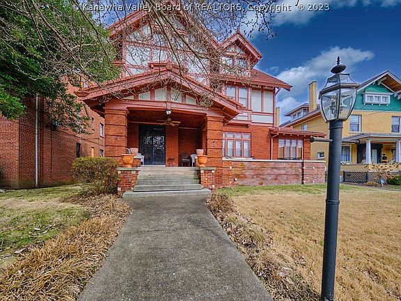 4th image of 1590 Virginia St E