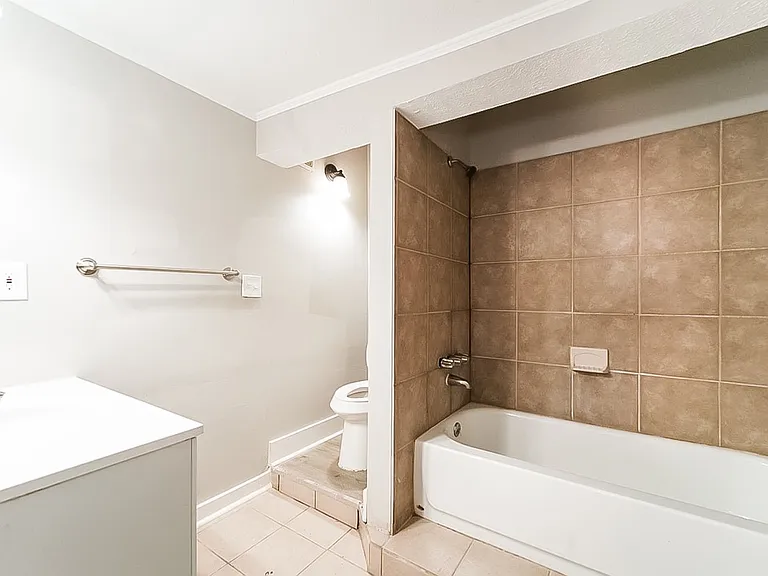 1083941_029_bathroom_13480835.jpg