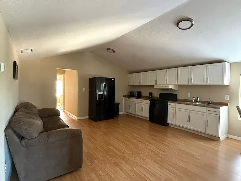 1322 E Memorial Blvd #1 — Photo 2