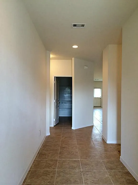 4 bed, 2.0 bath, 2157 sqft, $2,100 — Photo 2