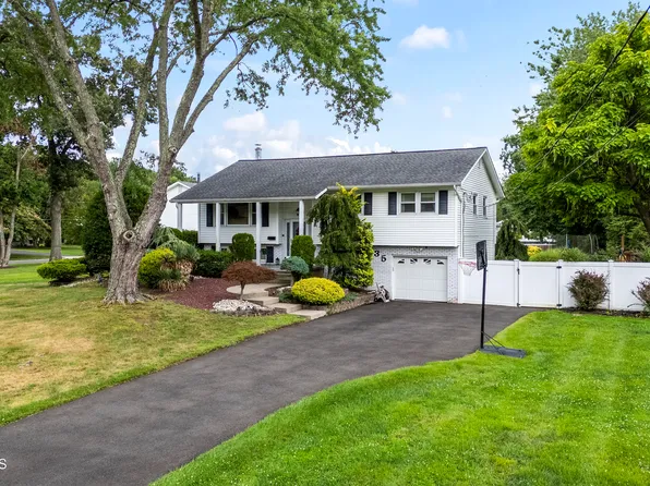 35 Chesapeake Road, Manalapan, NJ 07726