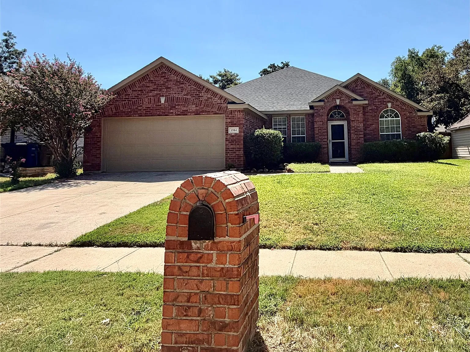 3 bed, 2002 sqft, $2,550 — Photo 2