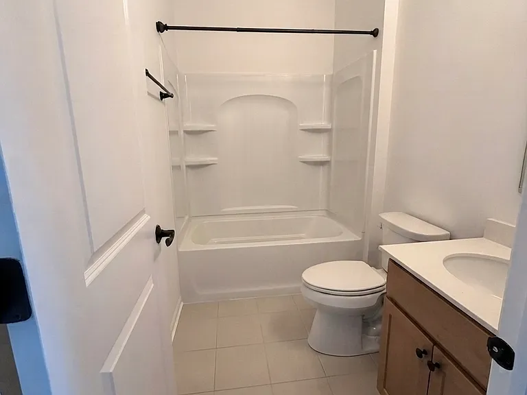 Full Bath (Level 1)