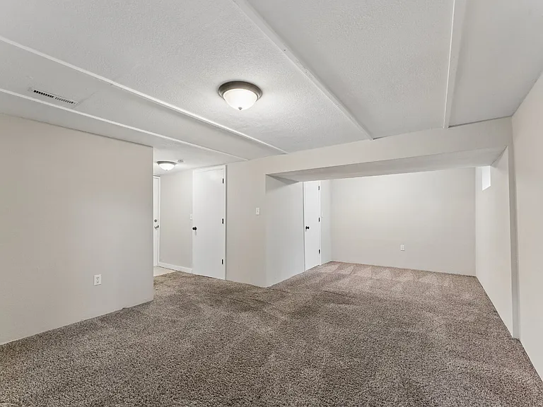 416 SE Claremont St — Photo 17