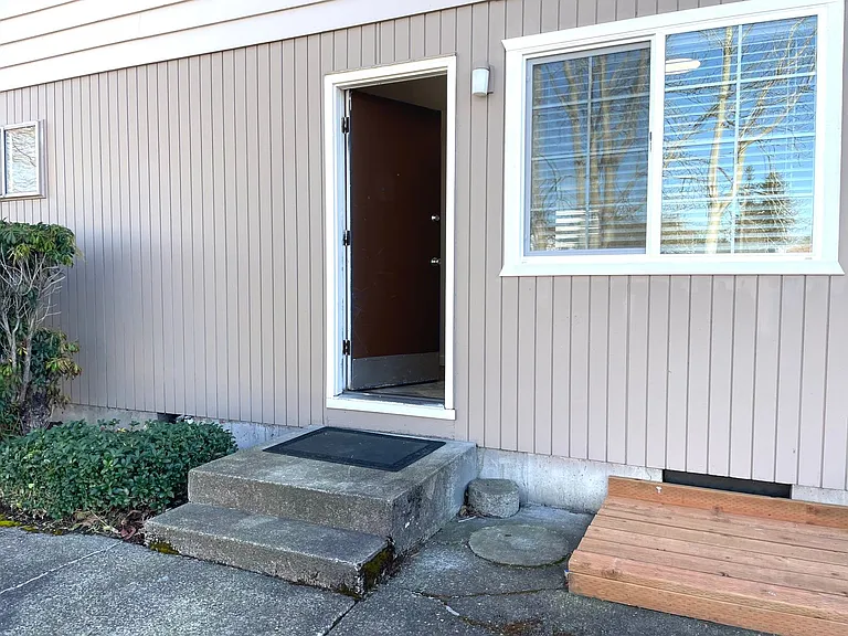 C2402 - Maple Court Apartments — Photo 17