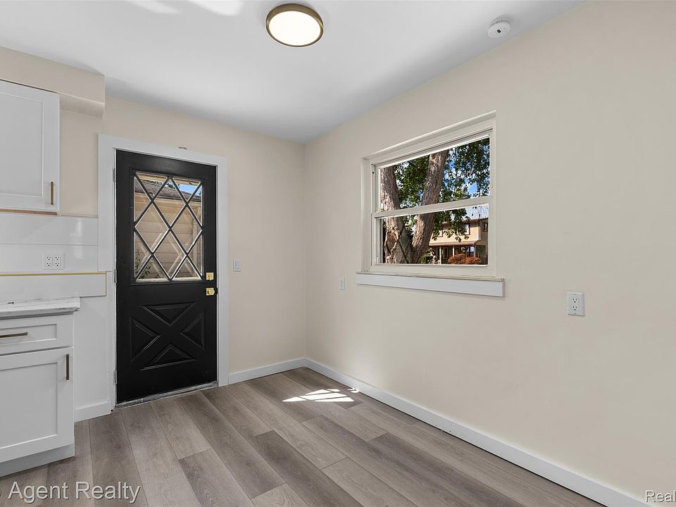5643 Clippert St, photo 9