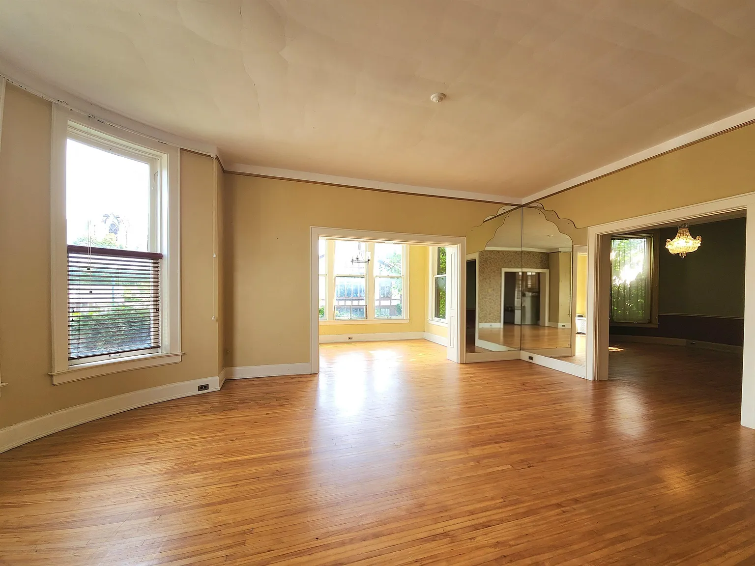 814 Center Ave — Photo 4