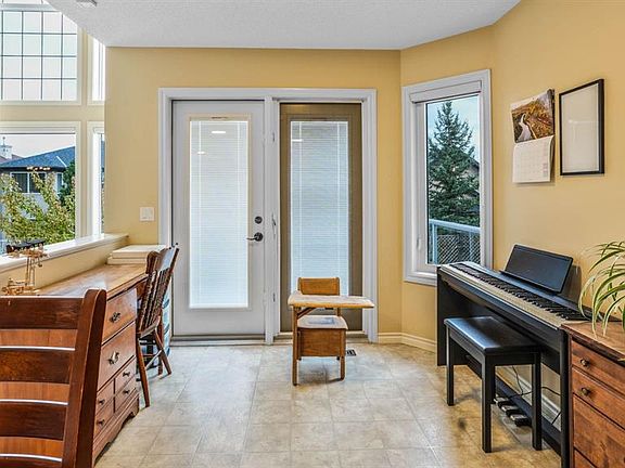 4th image of 271 Everglade Cir SW