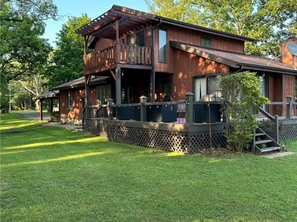 2095 N 2085th St, Saint Elmo, IL 62458