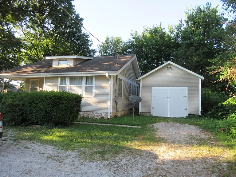 2336 E Cherry St — Photo 2