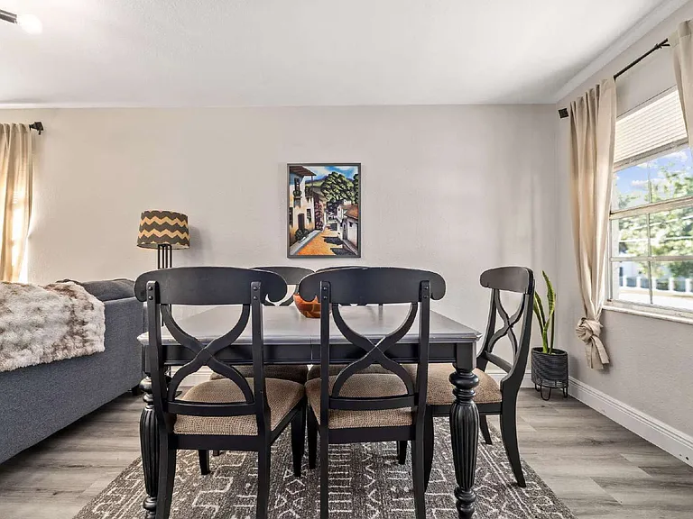 112 W Stanley St — Photo 3