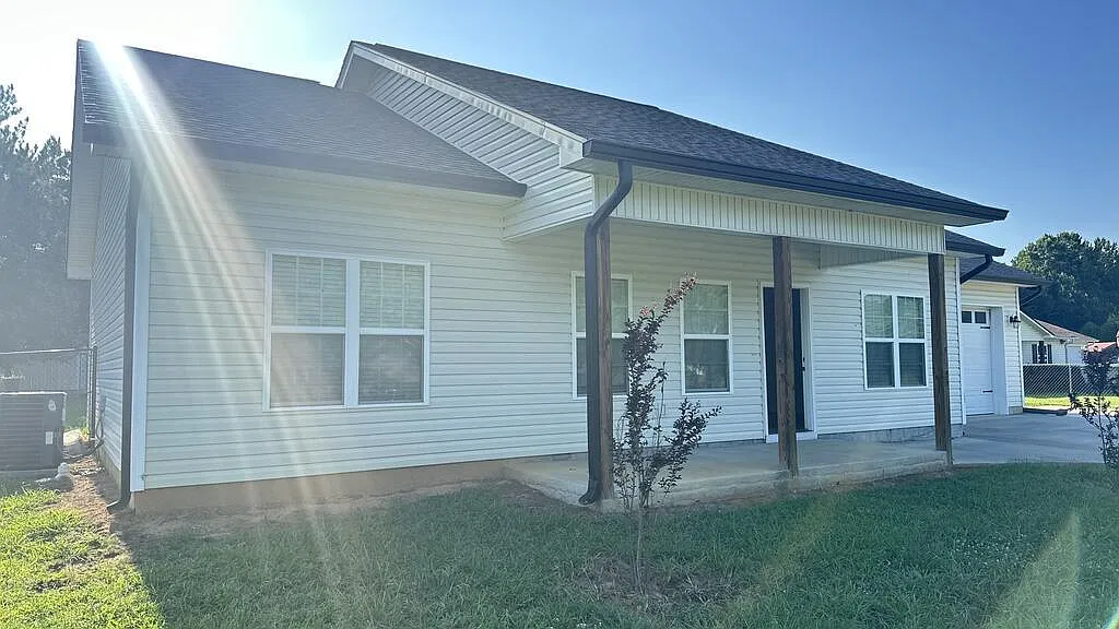 3 bed, 2200 sqft, $2,300 — Photo 1