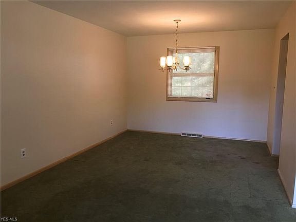 4th image of 26801 Huckleberry Dr