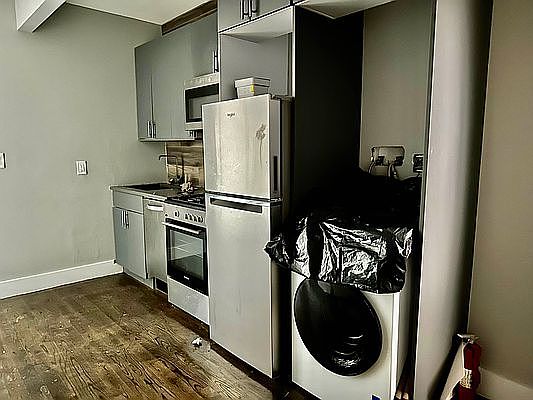 3rd image of 423 E 114th St APT 1B