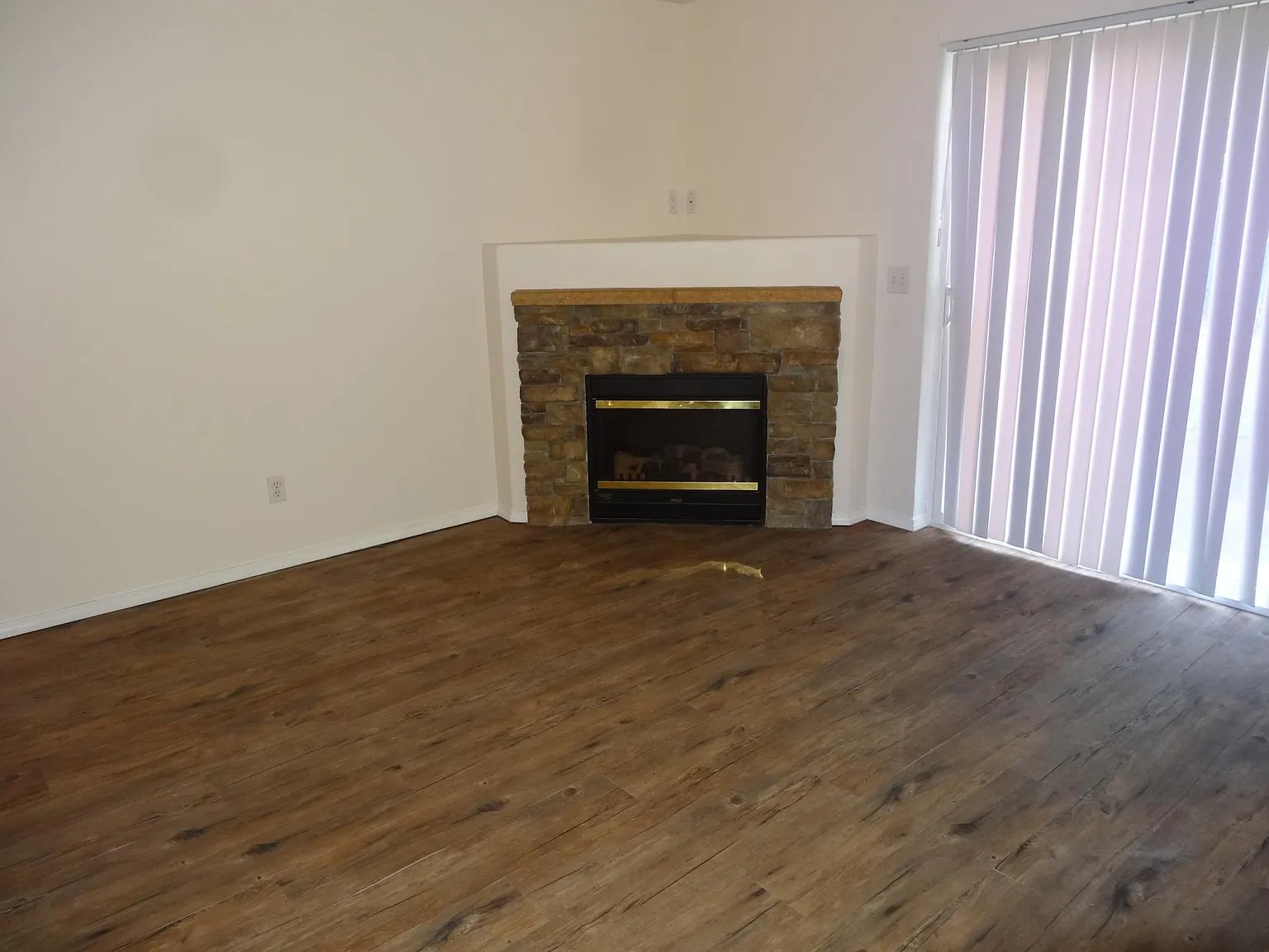 3 bed, 2.5 bath, 1219 sqft, $1,775 — Photo 3