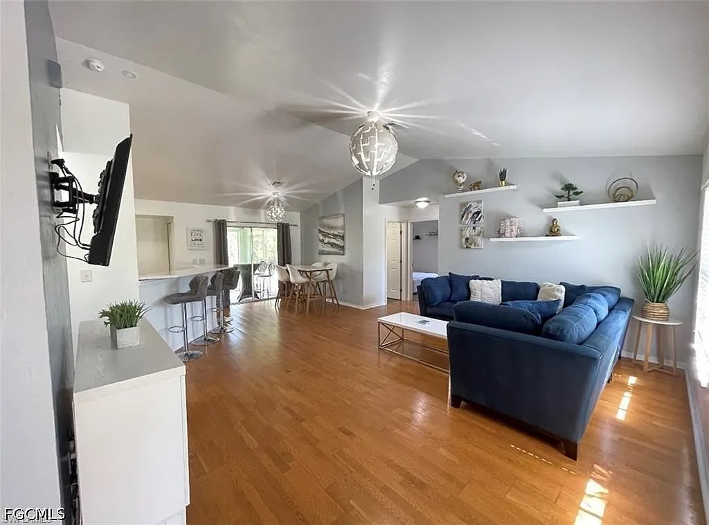 3 bed, 2.0 bath, 1271 sqft, $2,800 — Photo 2