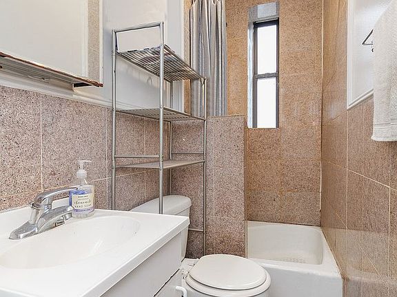 5th image of 25 Thompson St APT 25