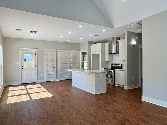 3rd image of 405 W Barkley St