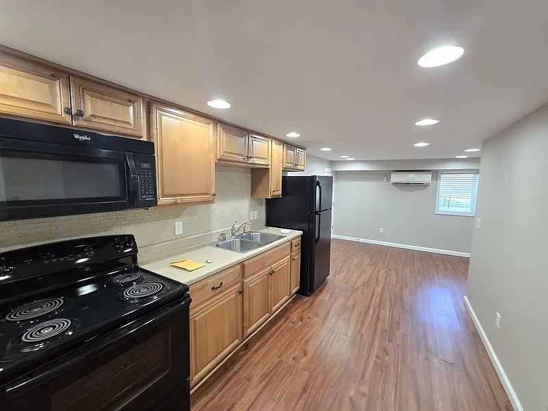 Building Photo - 4094 University Dr #B