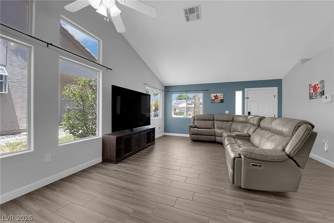 3 bed, 2.0 bath, 1668 sqft, $2,200 — Photo 2