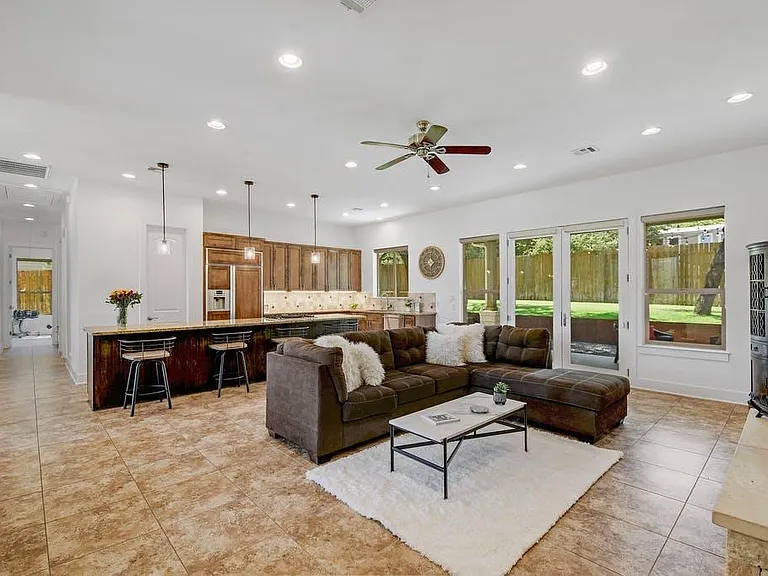 1006 Lipan Trl — Photo 4