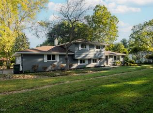 98 Leaview Ln, Chagrin Falls, OH 44022