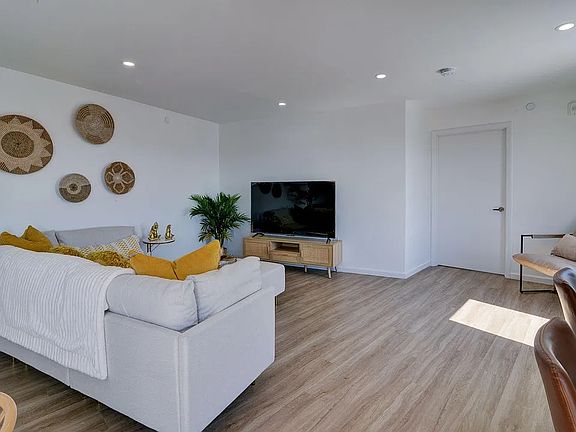 4th image of 557 Market St #1