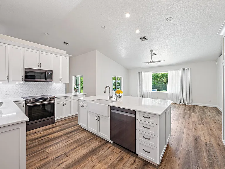13928 82nd Ln N — Photo 3
