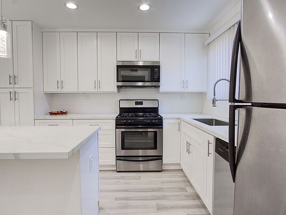 4th image of 23909-11 Vanowen St