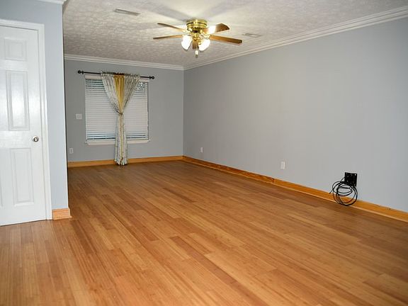 4th image of 104 Redbud Ln
