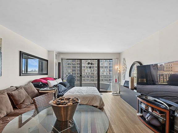 4th image of 2020 N Lincoln Park W APT 8L