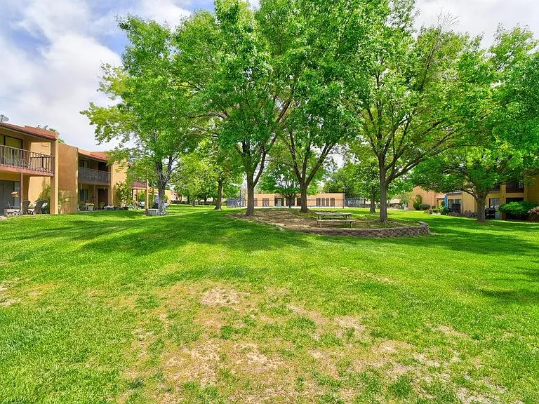 931 Country Club Dr SE #J — Photo 13